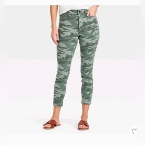 Universal Thread Skinny Green Camo High-Rise Crop Denim